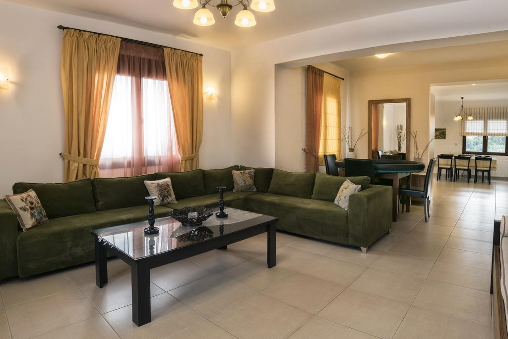 Villa Laga With Pool, 300M To Taverns, Childrens Area, Bbq! Kirianna Exterior foto