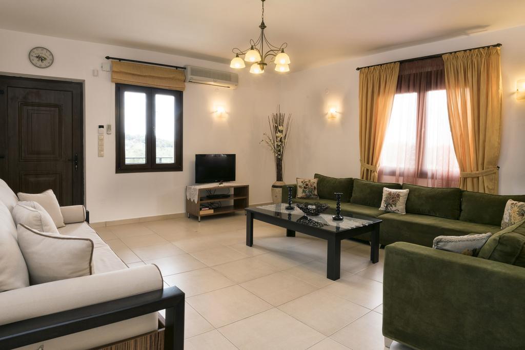 Villa Laga With Pool, 300M To Taverns, Childrens Area, Bbq! Kirianna Exterior foto