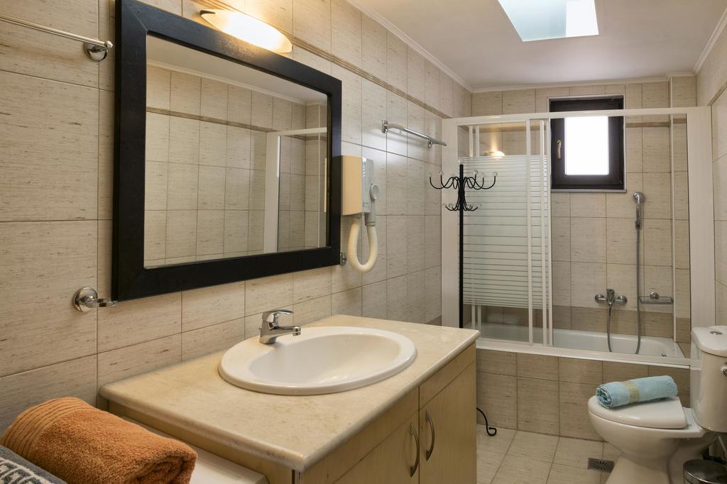 Villa Laga With Pool, 300M To Taverns, Childrens Area, Bbq! Kirianna Exterior foto