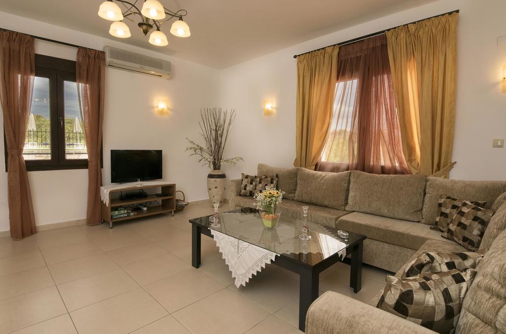 Villa Laga With Pool, 300M To Taverns, Childrens Area, Bbq! Kirianna Exterior foto